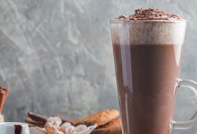 Chocolate-caliente-con-canela-y-clavos
